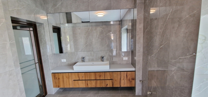 Mobilier de baie din MDF furniruit, cu fronturi Rauvisio Crystal și sertare Blum soft-close