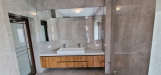 Mobilier de baie din MDF furniruit, cu fronturi Rauvisio Crystal și sertare Blum soft-close
