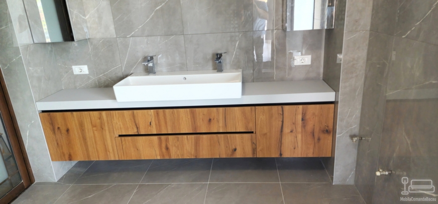 Mobilier de baie din MDF furniruit, cu fronturi Rauvisio Crystal și sertare Blum soft-close