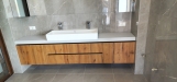Mobilier de baie din MDF furniruit, cu fronturi Rauvisio Crystal și sertare Blum soft-close