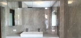 Mobilier de baie din MDF furniruit, cu fronturi Rauvisio Crystal și sertare Blum soft-close