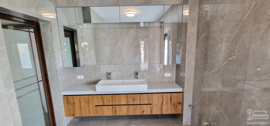 Mobilier de baie din MDF furniruit, cu fronturi Rauvisio Crystal și sertare Blum soft-close
