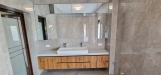 Mobilier de baie din MDF furniruit, cu fronturi Rauvisio Crystal și sertare Blum soft-close