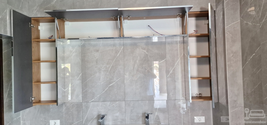 Mobilier de baie din MDF furniruit, cu fronturi Rauvisio Crystal și sertare Blum soft-close