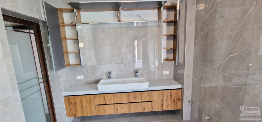 Mobilier de baie din MDF furniruit, cu fronturi Rauvisio Crystal și sertare Blum soft-close