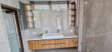 Mobilier de baie din MDF furniruit, cu fronturi Rauvisio Crystal și sertare Blum soft-close
