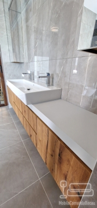 Mobilier de baie din MDF furniruit, cu fronturi Rauvisio Crystal și sertare Blum soft-close