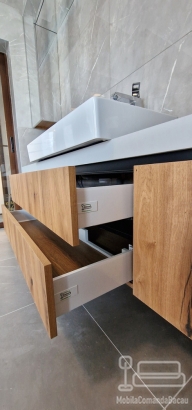 Mobilier de baie din MDF furniruit, cu fronturi Rauvisio Crystal și sertare Blum soft-close