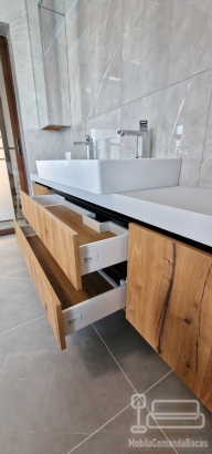 Mobilier de baie din MDF furniruit, cu fronturi Rauvisio Crystal și sertare Blum soft-close