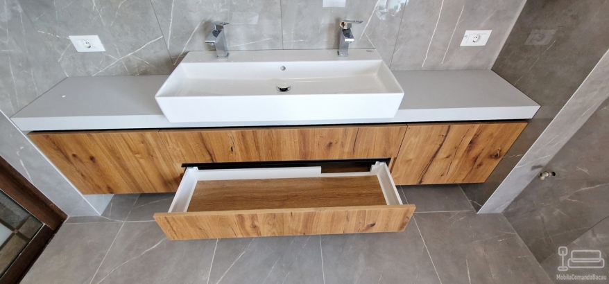 Mobilier de baie din MDF furniruit, cu fronturi Rauvisio Crystal și sertare Blum soft-close