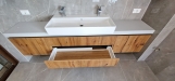Mobilier de baie din MDF furniruit, cu fronturi Rauvisio Crystal și sertare Blum soft-close