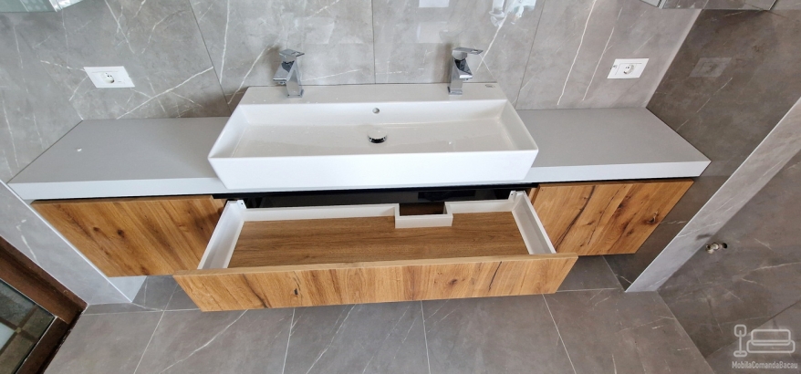 Mobilier de baie din MDF furniruit, cu fronturi Rauvisio Crystal și sertare Blum soft-close