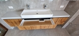 Mobilier de baie din MDF furniruit, cu fronturi Rauvisio Crystal și sertare Blum soft-close