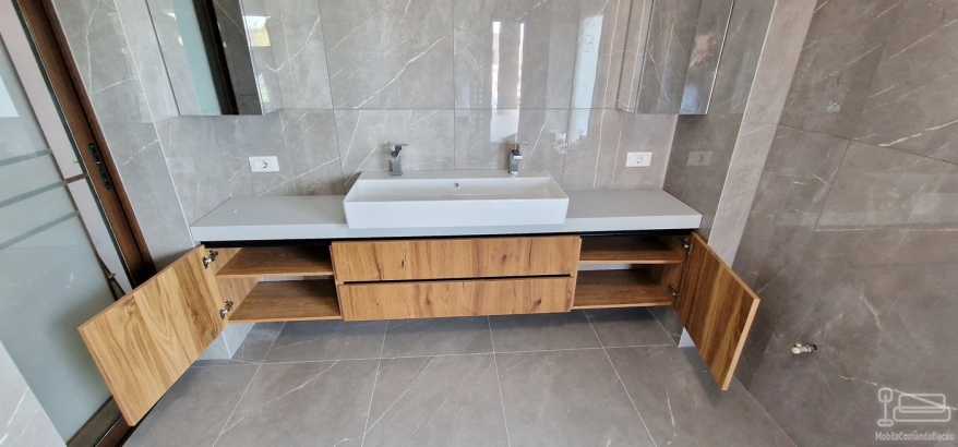 Mobilier de baie din MDF furniruit, cu fronturi Rauvisio Crystal și sertare Blum soft-close