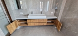 Mobilier de baie din MDF furniruit, cu fronturi Rauvisio Crystal și sertare Blum soft-close