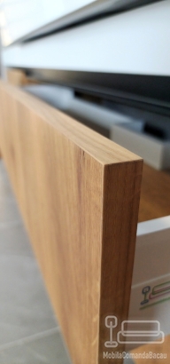 Mobilier de baie din MDF furniruit, cu fronturi Rauvisio Crystal și sertare Blum soft-close
