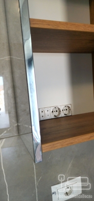 Mobilier de baie din MDF furniruit, cu fronturi Rauvisio Crystal și sertare Blum soft-close
