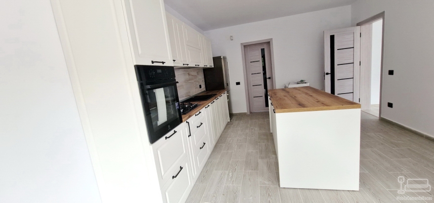 Bucătărie din MDF vopsit cu feronerie Blum – 4,3 m