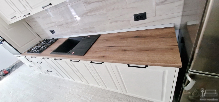 Bucătărie din MDF vopsit cu feronerie Blum – 4,3 m