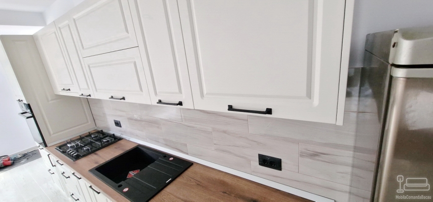 Bucătărie din MDF vopsit cu feronerie Blum – 4,3 m