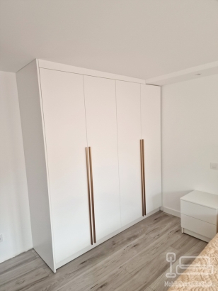 Mobilier dormitor mdf – pat tapițat cu somieră rabatabilă, dulap 4 uși și zonă de machiaj led