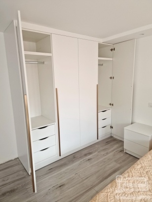Mobilier dormitor mdf – pat tapițat cu somieră rabatabilă, dulap 4 uși și zonă de machiaj led