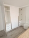 Mobilier dormitor mdf – pat tapițat cu somieră rabatabilă, dulap 4 uși și zonă de machiaj led