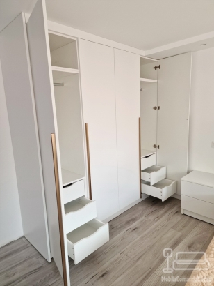 Mobilier dormitor mdf – pat tapițat cu somieră rabatabilă, dulap 4 uși și zonă de machiaj led