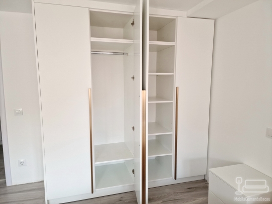Mobilier dormitor mdf – pat tapițat cu somieră rabatabilă, dulap 4 uși și zonă de machiaj led