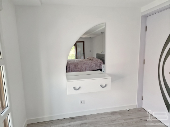 Mobilier dormitor mdf – pat tapițat cu somieră rabatabilă, dulap 4 uși și zonă de machiaj led