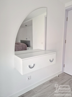 Mobilier dormitor mdf – pat tapițat cu somieră rabatabilă, dulap 4 uși și zonă de machiaj led