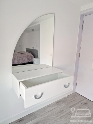 Mobilier dormitor mdf – pat tapițat cu somieră rabatabilă, dulap 4 uși și zonă de machiaj led
