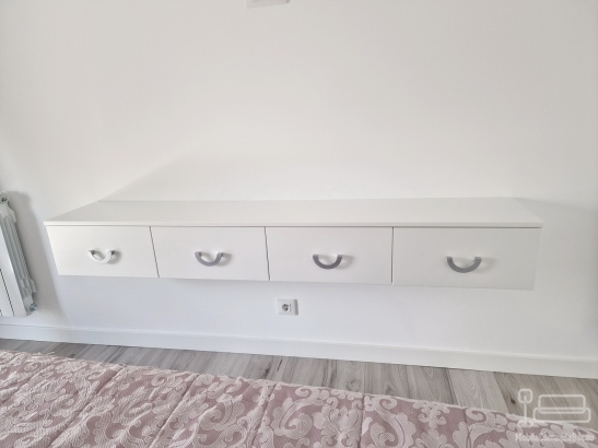Mobilier dormitor mdf – pat tapițat cu somieră rabatabilă, dulap 4 uși și zonă de machiaj led