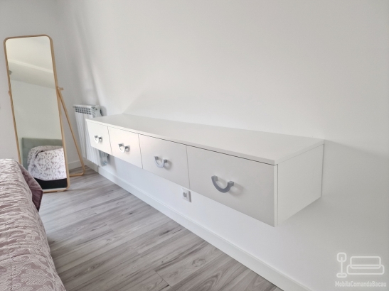 Mobilier dormitor mdf – pat tapițat cu somieră rabatabilă, dulap 4 uși și zonă de machiaj led
