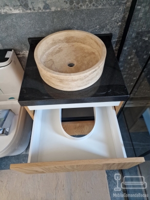 Mobilier baie din MDF furniruit cu blat din quartz – feronerie Blum, Bacău