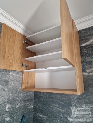 Mobilier baie din MDF furniruit cu blat din quartz – feronerie Blum, Bacău