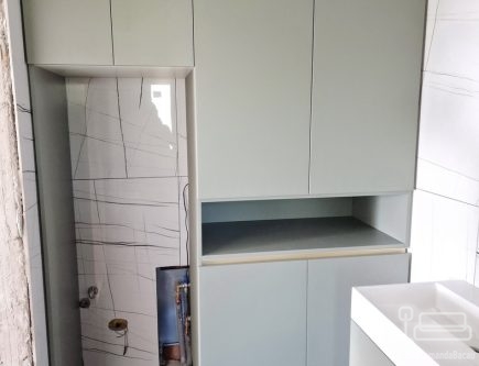 Mobilier baie din MDF vopsit cu feronerie Blum – Bacău