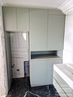 Mobilier baie din MDF vopsit cu feronerie Blum – Bacău