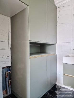 Mobilier baie din MDF vopsit cu feronerie Blum – Bacău