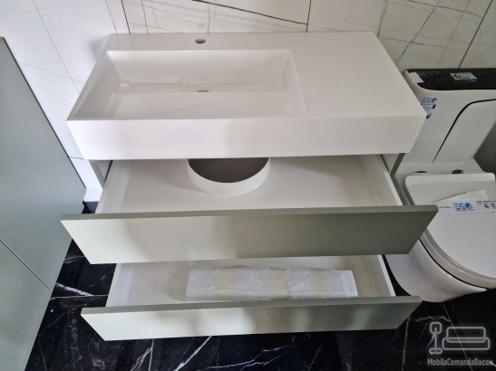 Mobilier baie din MDF vopsit cu feronerie Blum – Bacău
