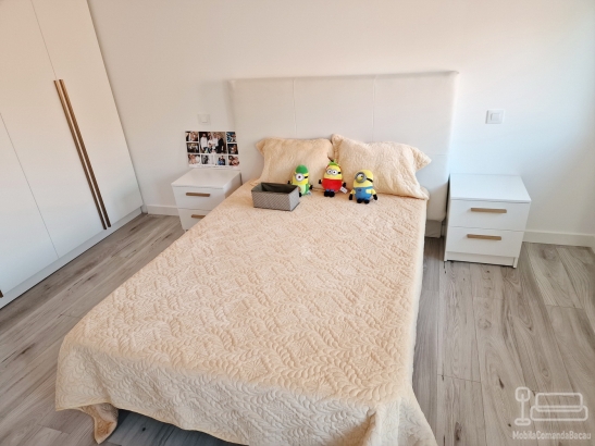 Mobilier dormitor mdf – pat tapițat cu somieră rabatabilă, dulap 4 uși și zonă machiaj led