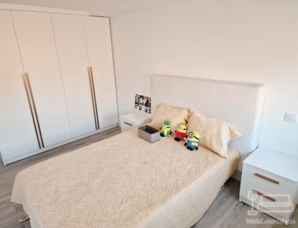 Mobilier dormitor mdf – pat tapițat cu somieră rabatabilă, dulap 4 uși și zonă machiaj led