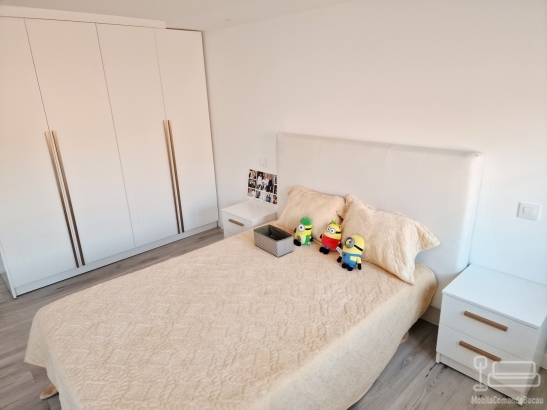 Mobilier dormitor mdf – pat tapițat cu somieră rabatabilă, dulap 4 uși și zonă machiaj led