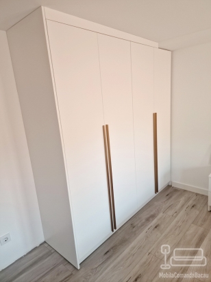 Mobilier dormitor mdf – pat tapițat cu somieră rabatabilă, dulap 4 uși și zonă machiaj led