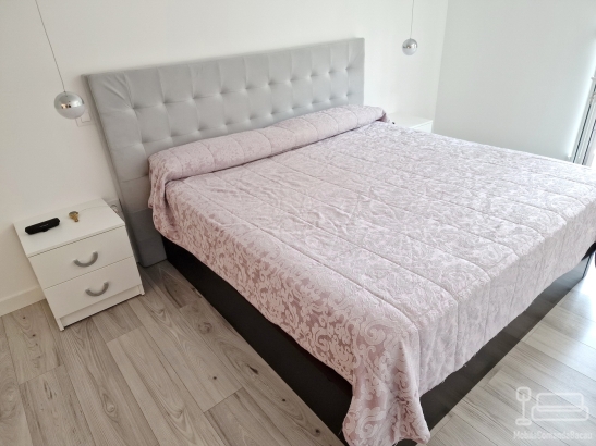Mobilier dormitor mdf – pat tapițat cu somieră rabatabilă, dulap 4 uși și zonă machiaj led