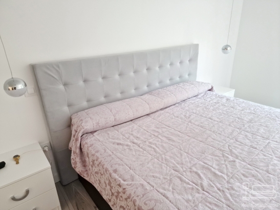 Mobilier dormitor mdf – pat tapițat cu somieră rabatabilă, dulap 4 uși și zonă machiaj led