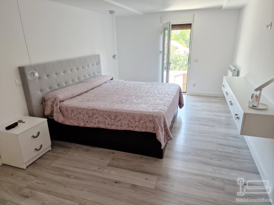 Mobilier dormitor mdf – pat tapițat cu somieră rabatabilă, dulap 4 uși și zonă machiaj led