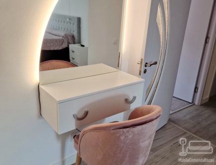 Mobilier dormitor mdf – pat tapițat cu somieră rabatabilă, dulap 4 uși și zonă de machiaj led