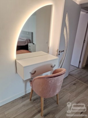 Mobilier dormitor mdf – pat tapițat cu somieră rabatabilă, dulap 4 uși și zonă machiaj led