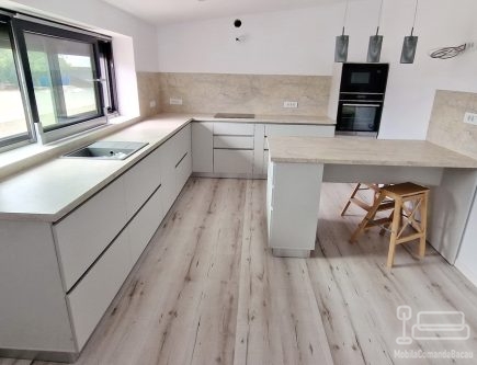 Mobilier de bucătărie din PAL melaminat, cu feronerie Blum cu amortizare